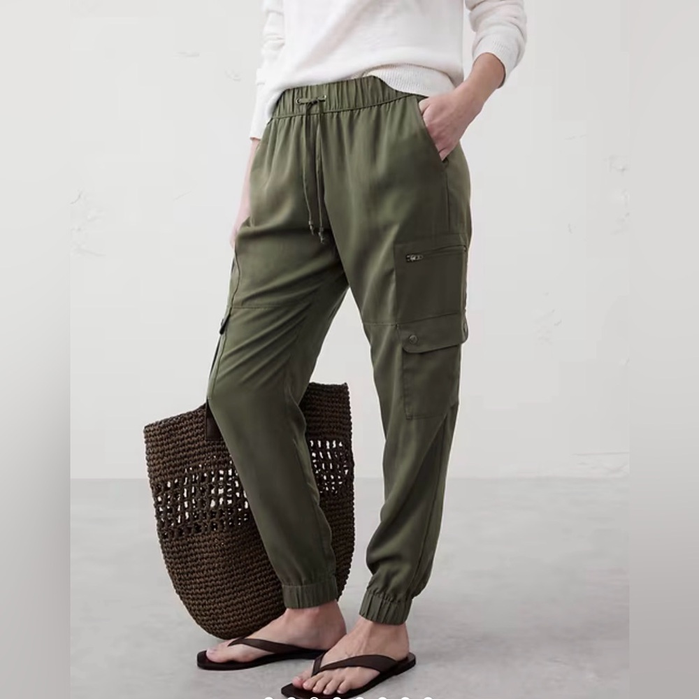 Banana Republic Tencel Cargo jogger safari style
